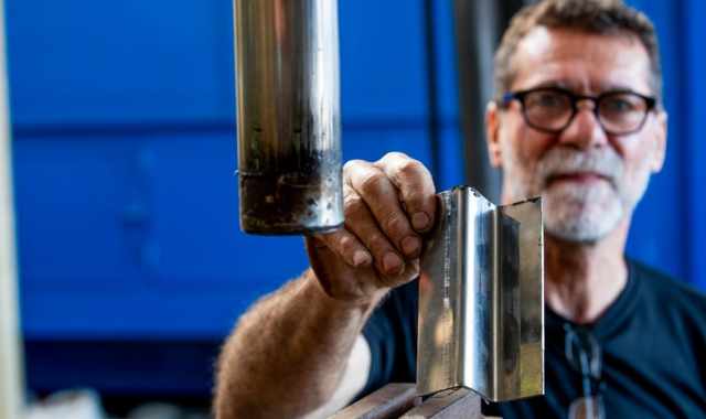 L'antica "Grimaldi": unica officina di Bari dove si costruiscono ancora pezzi per le barche